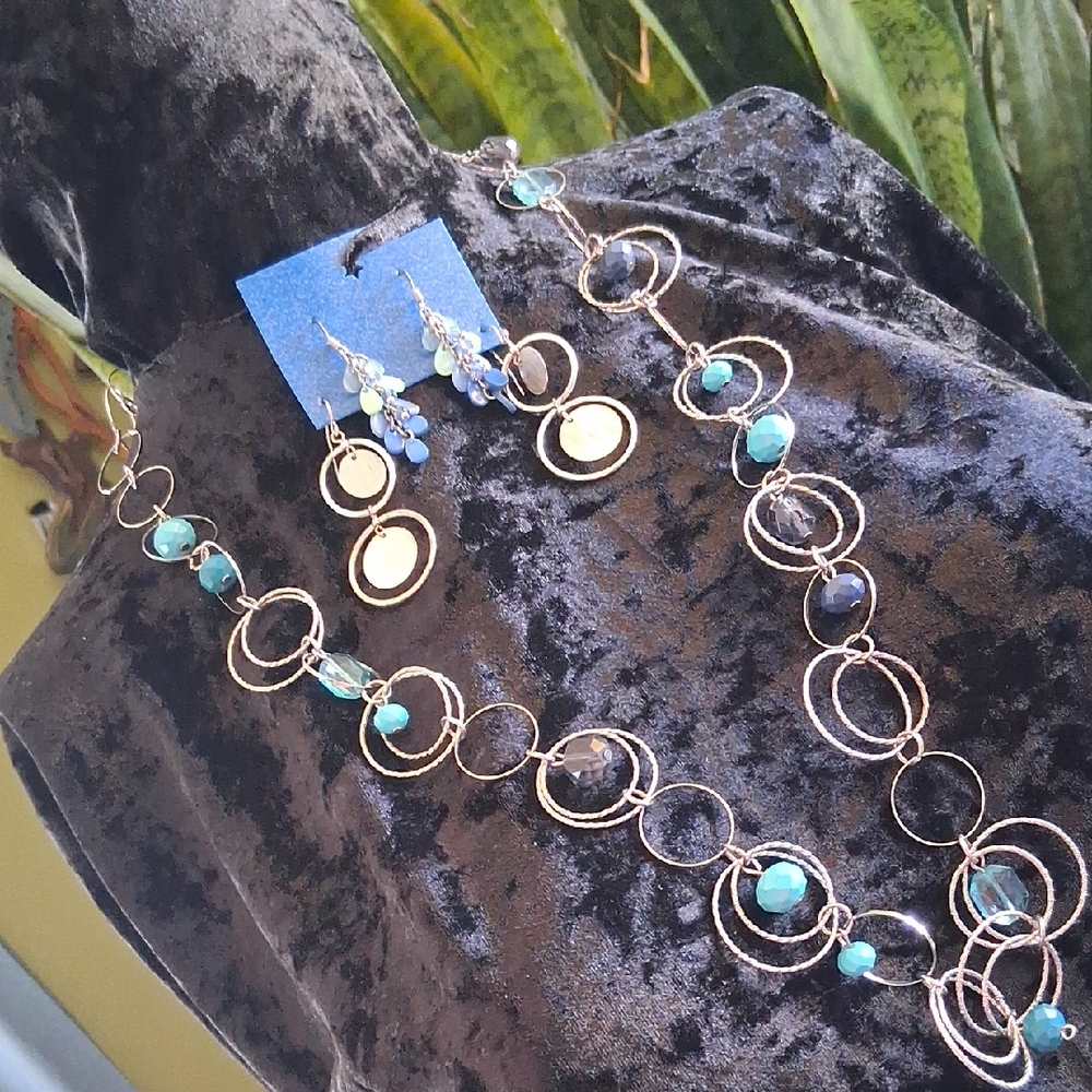 Elegant Gold and Blue Circle Necklace and 2 Earring Set